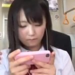 スマホに夢中なJK彼女にハメても気がつかない