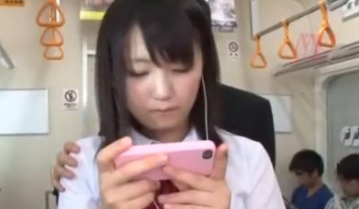 スマホに夢中なJK彼女にハメても気がつかない