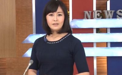 放送中に巨乳のエッチな女子ニュースキャスターがチンポをしごく