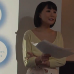 おっぱいが大きいＷＥＢ講師、乳首が見えてます