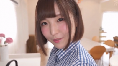 料理中に勃起した彼氏のチンチンをお口でなだめる