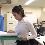 ムチムチ巨乳のOLがコピーを撮っていると後ろから