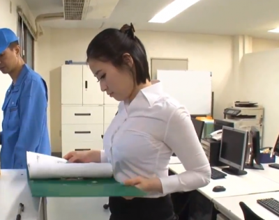 ムチムチ巨乳のOLがコピーを撮っていると後ろから