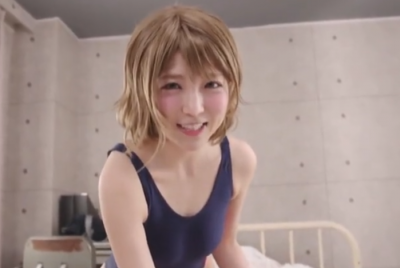 金髪の彼女がスクール水着でおチンチンをさすってくれる