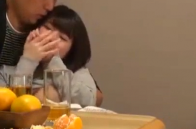 こたつであそこをクリクリやったらバックでせめて気持ちイイ