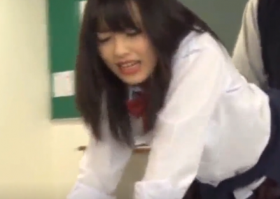 美乳高校生が狂った教師に教室で犯される