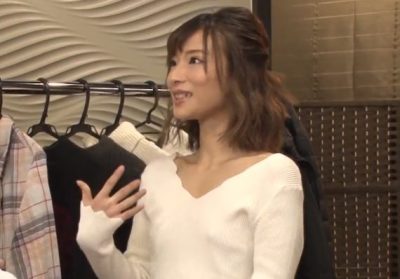 貧乳店員に試着を頼んだらパンツ丸見え！あそこを使って試着させていただきました